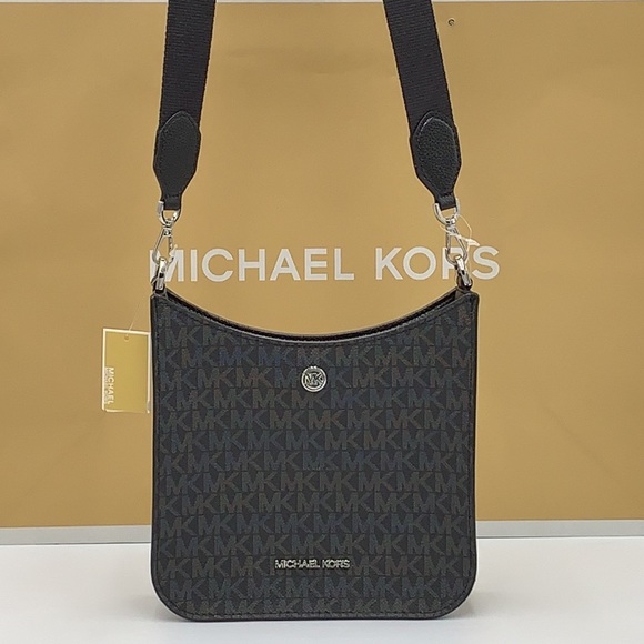 MICHAEL KORS
Briley Small Logo Messenger Bag BLACK SIGNATURE COLOR - Picture 6 of 15